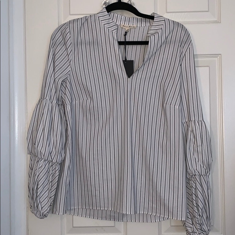 Stripped v-neck blouse with puffy sleeves